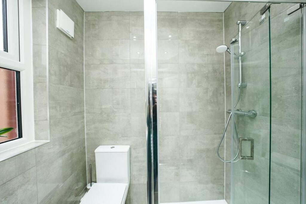 Newly Renovated Modern 4 Bed 3 Bath Apartment 伦敦 外观 照片