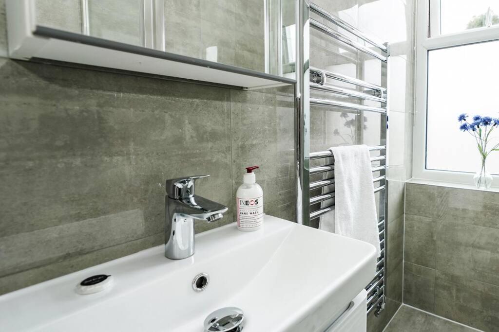 Newly Renovated Modern 4 Bed 3 Bath Apartment 伦敦 外观 照片