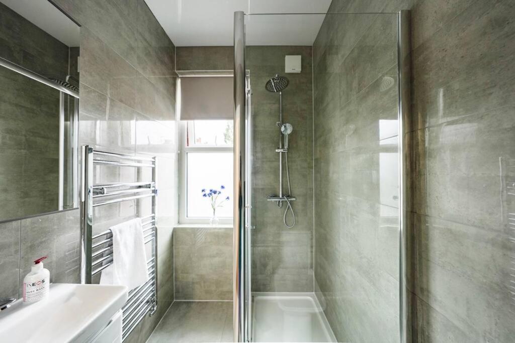 Newly Renovated Modern 4 Bed 3 Bath Apartment 伦敦 外观 照片