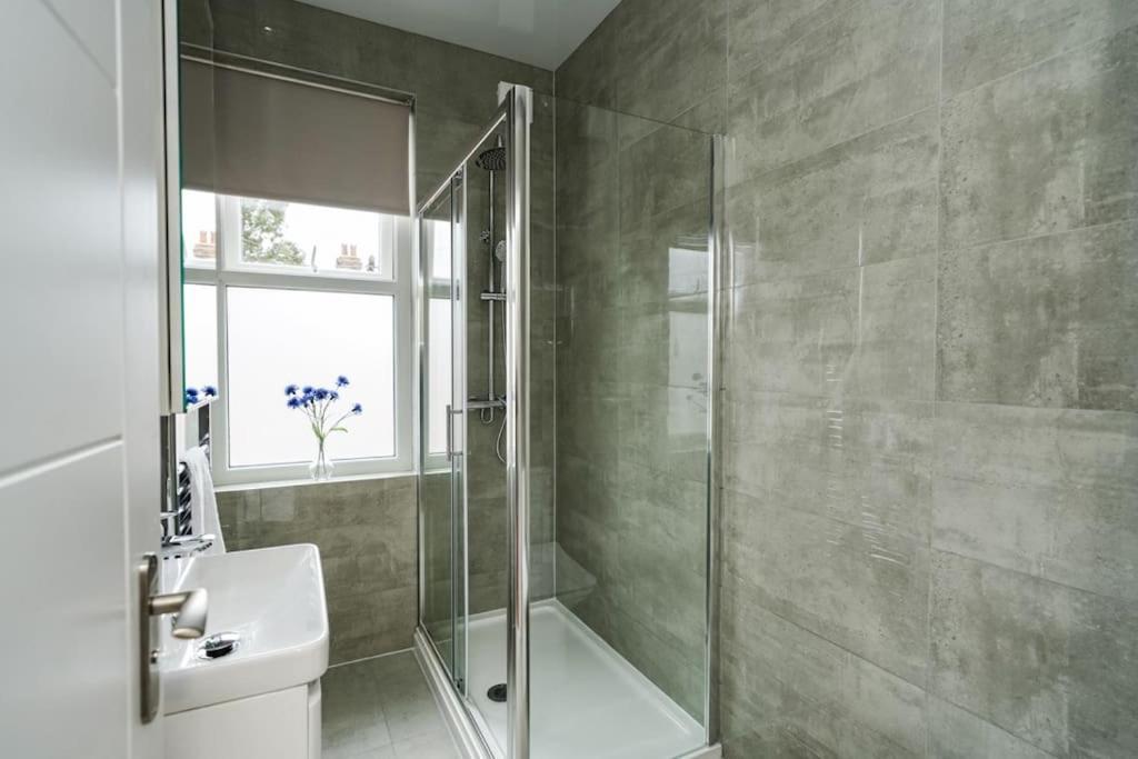 Newly Renovated Modern 4 Bed 3 Bath Apartment 伦敦 外观 照片